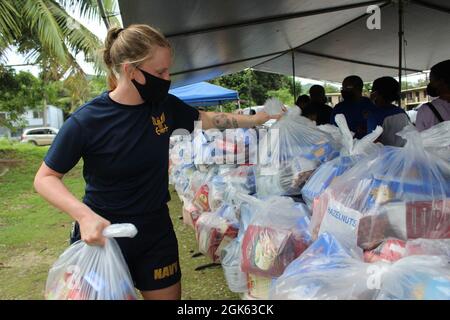 AGAT, Guam (août 13, 2021) - des marins de l'USS Emory S. Land (AS 39) et des Marines du combat Logistics Regiment 17 (CLR-17) se sont portés volontaires au Bureau du maire d'Agat pour distribuer 400 colis de produits alimentaires dans le cadre du Programme d'aide alimentaire d'urgence (PTEAF), août 12. Les produits de base sont rendus possibles par l'intermédiaire du ministère de l'éducation de Guam par l'intermédiaire du Service de nutrition alimentaire du ministère américain de l'Agriculture et sont distribués par les maires des villages aux familles dans le besoin et touchées par la pandémie COVID-19. Le 9 août, des bénévoles du Land et du CLR 17 ont emballé les 400 sacs de nourriture Banque D'Images