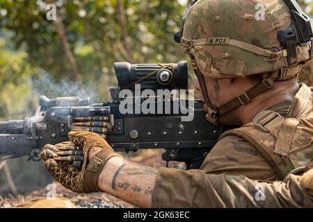 Un soldat de l'armée américaine avec le guerrier de la Force opérationnelle tire une mitrailleuse M240 pendant un tir en direct dans la zone d'entraînement de Baturaja, en Indonésie, le 12 août 2021. Garuda Shield 21 est un exercice conjoint de deux semaines entre l'armée américaine et les forces armées indonésiennes de Tentara (TNI-AD Indonesia Army Forces). Le but de cet exercice conjoint est d'améliorer et d'enrichir la capacité de guerre dans la jungle de l'armée américaine et de l'armée indonésienne. Banque D'Images