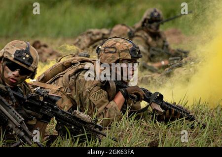 Des soldats de l'armée américaine avec le guerrier de la Force opérationnelle ont traversé la fumée jaune lors d'un tir de feu vivant dans la zone d'entraînement de Baturaja, en Indonésie, le 12 août 2021. Garuda Shield 21 est un exercice conjoint de deux semaines entre l'armée américaine et les forces armées indonésiennes de Tentara (TNI-AD Indonesia Army Forces). Le but de cet exercice conjoint est d'améliorer et d'enrichir la capacité de guerre dans la jungle de l'armée américaine et de l'armée indonésienne. Banque D'Images