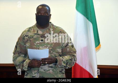 Le lieutenant-colonel Vaughan M. Byrum, directeur des services d'urgence la garnison de l'armée américaine en Italie, prononce un discours lors de la cérémonie du prix de l'Association du Régiment de police militaire pour l'ami du Régiment, à l'intention du lieutenant-colonel Francesco Provvidenza, commandant de la compagnie de l'Armée italienne Carabinieri South European Task Force, Et le Sgt de commandement. Le major Federico Brigo, commandant du Centre d'opérations de l'armée italienne Carabinieri SETAF, sous condition de prévention Covid-19 à Caserma Ederle, Vicenza, Italie le 12 août 2021. Banque D'Images