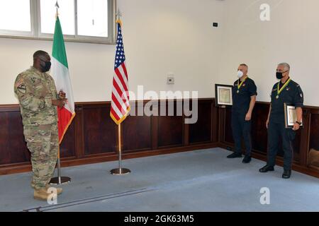 Le lieutenant-colonel Vaughan M. Byrum, directeur des services d'urgence la garnison de l'armée américaine en Italie, prononce un discours lors de la cérémonie du prix de l'Association du Régiment de police militaire pour l'ami du Régiment, à l'intention du lieutenant-colonel Francesco Provvidenza, commandant de la compagnie de l'Armée italienne Carabinieri South European Task Force, Et le Sgt de commandement. Le major Federico Brigo, commandant du Centre d'opérations de l'armée italienne Carabinieri SETAF, sous condition de prévention Covid-19 à Caserma Ederle, Vicenza, Italie le 12 août 2021. Banque D'Images