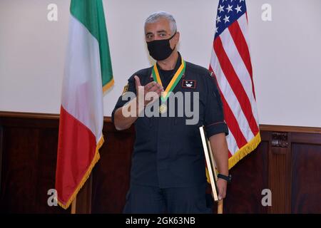 Le lieutenant-colonel Francesco Provvidenza, commandant de la Compagnie de l'Armée italienne Carabinieri la Force opérationnelle d'Europe du Sud, prononce un discours lors de l'Association du Régiment de police militaire pour le Prix de l'ami du Régiment, sous condition de prévention Covid-19 à Caserma Ederle, Vicenza, Italie, le 12 août 2021. Banque D'Images