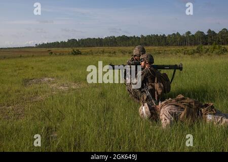 Marines des États-Unis avec 3D Battalion, 2d Marine Regiment, 2d Marine Division, tirer une arme d'assaut multi-usages lancée par un Mk 153 pendant une aire de tir de soutien par le feu dans le cadre d'un exercice sur le terrain à Camp Lejeune, N.-C., le 12 août 2021. L'objectif de cet exercice était de se préparer à leur prochaine évolution de la formation alors que l'unité travaille à de futurs déploiements. Banque D'Images