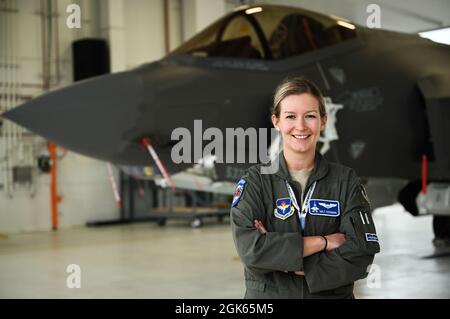 Le lieutenant de la US Air Force Kirsten Eissman, 58e Escadron de chasseurs F-35A pilote étudiant Lighting II, pose pour un portrait le 11 août 2021, à la base aérienne d'Eielson, en Alaska. Eissman est allé à l'Université de Miami en Ohio et a obtenu un baccalauréat en sociologie. Banque D'Images