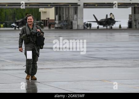Le premier lieutenant Benjamin Hawkins de la US Air Force, 58e Escadron d'avions F-35A pilote étudiant Lighting II, se prépare pour un vol le 12 août 2021 à la base aérienne d'Eielson, en Alaska. Hawkins s’est rendu à la U.S. Air Force Academy et a obtenu un baccalauréat en économie en 2018. Banque D'Images