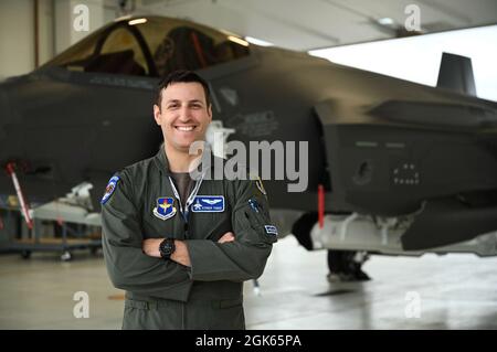 Le capitaine de la US Air Force John toner, 58e Escadron d'avions F-35A pilote étudiant Lighting II, pose pour un portrait le 12 août 2021, à la base aérienne d'Eielson, en Alaska. Toner est allé à l'Université du Kansas et a obtenu une majeure en ingénierie aérospatiale. Banque D'Images