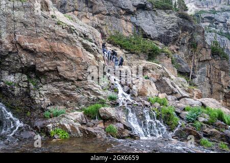 Colorado, États-Unis - 1er août 2021 : les randonneurs se bousculent dans la cascade glissante le long de la piste de Sky Pond dans le parc national de Rocky Mountain Banque D'Images