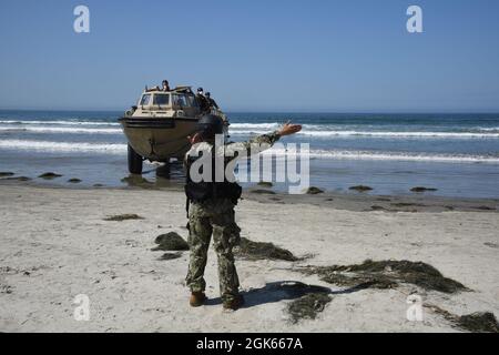 Un marin affecté à l'unité 1 dirige un véhicule de chargement de réapprovisionnement amphibie plus léger (LARC) au complexe d'entraînement Silver Strand à Coronado, en Californie, pendant la semaine de surface de l'entraînement professionnel des midipmen (PROTRAMID), août 12. PROTRAMID est un programme de huit semaines durant les mois d'été qui offre une formation approfondie aux midshipmen sur les diverses communautés au sein de la Marine et du corps des Marines. Banque D'Images