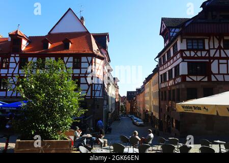 Nürnberg Architektur mit Museum Dürer Haus und Cafe oder Biergarten in der Innenstadt oder Altstadt von Nuremberg oder Nuernberg, Franken, Bayern Banque D'Images