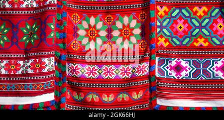 Belles serviettes, brodées avec des motifs slaves. Broderie et fabrication de tissus dans l'ancien temps. Traditions. Embroïde ukrainien ou bélarussien Banque D'Images