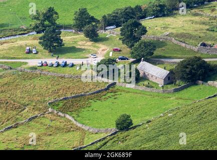 Vue sur Martindale depuis Steel Knotts dans le Lake District, Royaume-Uni avec une fête de mariage à l'extérieur de l'église St Martins. Banque D'Images