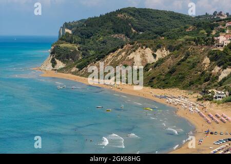 Images de carte postale d'Agios Stefanos à Corfou incorporant une vue ensoleillée de paysage marin contenant des plages de rochers touristes voyage et vacances touristiques Banque D'Images