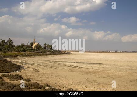 Hala Sultan Tekke ou la mosquée d'Umm Haram au bord du lac salé de Larnaca à Chypre Banque D'Images