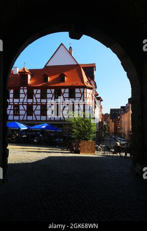 Nürnberg Architektur mit Museum Dürer Haus und Cafe oder Biergarten in der Innenstadt oder Altstadt von Nuremberg oder Nuernberg, Franken, Bayern Banque D'Images