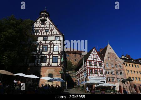 Nürnberg Architektur mit Museum Dürer Haus und Cafe oder Biergarten in der Innenstadt oder Altstadt von Nuremberg oder Nuernberg, Franken, Bayern Banque D'Images