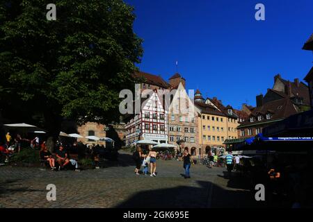 Nürnberg Architektur mit Museum Dürer Haus und Cafe oder Biergarten in der Innenstadt oder Altstadt von Nuremberg oder Nuernberg, Franken, Bayern Banque D'Images