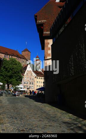 Nürnberg Architektur mit Museum Dürer Haus und Cafe oder Biergarten in der Innenstadt oder Altstadt von Nuremberg oder Nuernberg, Franken, Bayern Banque D'Images