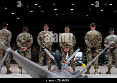 Les aviateurs affectés au 51e Escadron de maintenance d’aéronefs participent à l’équipage de chargement d’armes du 51e Groupe de maintenance du 2e trimestre de la compétition à la base aérienne d’Osan, République de Corée, le 10 août 2021. Cet événement a donné aux équipes de munitions et d'armes la capacité de mettre en pratique leurs compétences et de s'affronter. Banque D'Images