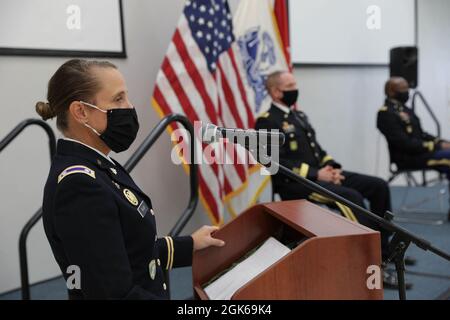 Le lieutenant-colonel Kelly Pajak de la Réserve de l'Armée des États-Unis s'adresse à la foule en tant que 9e commandant de commandement du soutien de la mission, Brig. Le général Timothy Connelly et le colonel Frederick Howard écoutent, le 13 2021 août, à fort Shafter Flats, à Honolulu. Pajak travaille à titre de chef des plans et exercices de la cellule d'engagement de la Réserve de l'Armée de terre des États-Unis (AREC) pour l'Armée de terre du Pacifique Banque D'Images