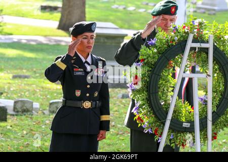 Le brigadier général Maria A. Juarez, à gauche, commandant adjoint de soutien, 88e Division de préparation, et le Maj. À la retraite Christopher S. Barnthouse saluent la couronne en hommage à l'ancien président Benjamin Harrison dans le cadre de l'enregistrement d'une cérémonie en l'honneur du 23e président des États-Unis, le 13 août 2021 à Indianapolis. Chaque année, une couronne est placée sur le tombeau au nom du président actuel. Banque D'Images