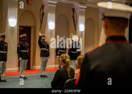 Les Marines, avec le peloton Silent Drill, effectuent leur “inspection du fusil” lors de la parade du vendredi soir à Marine Barracks Washington, le 13 août 2021. Le responsable hôte de la soirée était le 19e sergent-major du corps des Marines, le Sgt. Le Maj Troy E. Black et les invités d'honneur étaient d'anciens sergents majeurs du corps des Marines, les Sergents le Maj Alford L. McMichael, John L. Estrada, Michael P. Barrett et Ronald L. Green. Banque D'Images