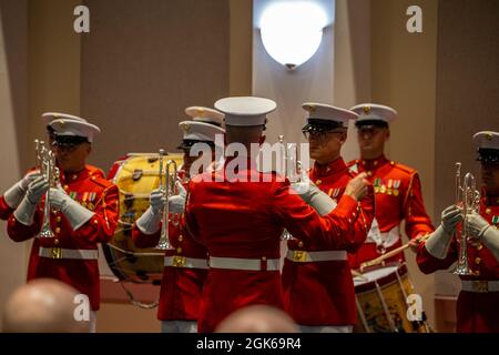 Marines avec « le commandant lui-même », US Marine Drum and Bugle corps, se produit lors de la parade du vendredi soir à la Marine Barracks Washington, le 13 août 2021. Le responsable hôte de la soirée était le 19e sergent-major du corps des Marines, le Sgt. Le Maj Troy E. Black et les invités d'honneur étaient d'anciens sergents majeurs du corps des Marines, les Sergents le Maj Alford L. McMichael, John L. Estrada, Michael P. Barrett et Ronald L. Green. Banque D'Images