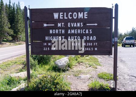 Colorado, États-Unis - 29 juillet 2021 : panneau de bienvenue pour la promenade jusqu'à Mt. Evans, la route pavée la plus haute d'Amérique du Nord Banque D'Images