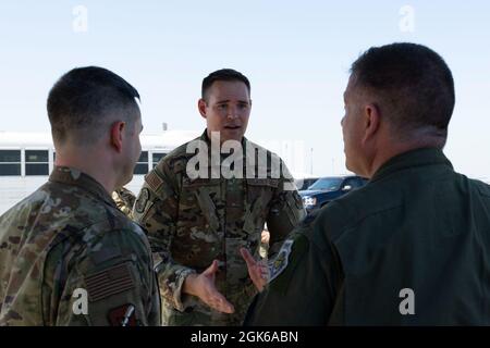 Le Maj. Miles McDowell (au centre), un instructeur pilote affecté au 93e Escadron de ravitaillement en vol expéditionnaire, présente le colonel Jason Gingrich (à droite), commandant de la 39e Escadre de la base aérienne, et le colonel John Kelley, 39e commandant de l'ABW, lors d'une visite d'immersion des 93e ÉPIS à la base aérienne d'Incirlik, en Turquie, le 13 août 2021. La visite faisait partie d'une série de visites d'immersion pour montrer à Gingrich comment chaque unité soutient la 39e ABW et les forces aériennes américaines en Europe-Air Forces Afrique. La 93e EARS fournit des capacités de ravitaillement aérien aux alliés et aux partenaires de la coalition, qui contribuent à la stabilité de la virgule centrale des États-Unis Banque D'Images