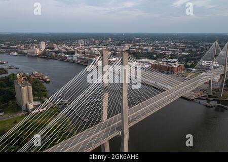 SAVANNAH, ÉTATS-UNIS - 02 septembre 2021 : un drone aérien perspective de Savannah, le pont commémoratif Eugene Talmadge de Géorgie avec l'historique E de la ville Banque D'Images