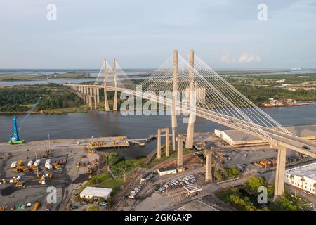 SAVANNAH, ÉTATS-UNIS - 02 septembre 2021 : un drone aérien perspective de Savannah, en Géorgie, Eugene Talmadge Memorial Bridge au-dessus de la rivière Savannah Wit Banque D'Images