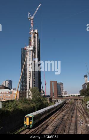 La ligne d'horizon toujours changeante de Croydon, dans le Surrey-Angleterre Banque D'Images