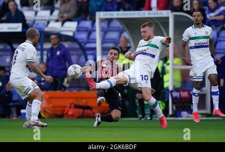 Gavin Holohan de Hartlepool est en compétition pour le ballon avec Rovers Ryan Watson photo de Steve Flynn/AHPIX.com, football: SkyBet League Two Match Tranmere Banque D'Images