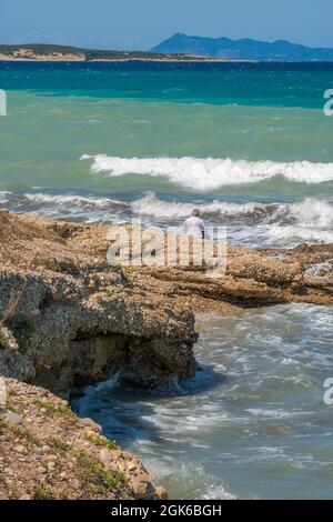 Vues côtières sur les vagues qui s'écrasant rochers accidentés marées pics de mer vagues qui s'écrasant vagues Banque D'Images