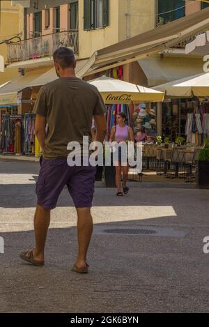 Des scènes de rue animées dans la ville de Corfou avec des magasins bâtiments gens et des rues étroites Banque D'Images