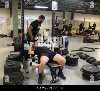 Félicitations aux soldats Ghostrider qui ont rejoint le club de 1,000 livres le 13 août, ils ont lancé #FitnessFriday avec une compétition amicale pour voir qui squat, banc et delift plus. Le défi d’aujourd’hui a réuni des soldats, des officiers et des adjudants pour briser les barrières et bâtir une équipe cohésive. Les soldats suivants ont rejoint le club de 1,000 livres : SPC. Carlo Balmet : 1,145, SPC. Jordan Deguel : 1,115, CPS. Timothy Lipsman : 1,145, SPC. Isidoro Sanchez: 1,015, Sgt. Alex Renfro: 1,195, sergent d'état-major. Darius Denson Holmes : 1,020, Adjudant-chef 2 Andre Richards : 1,015 et Capt. Zacha Banque D'Images