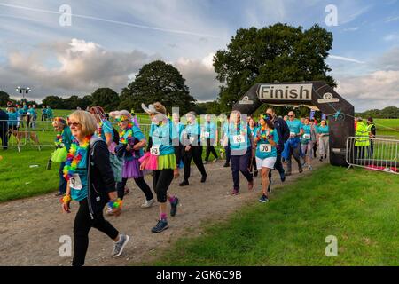 Arley Hall & Gardens-5k Sunset Walk pour recueillir des fonds pour St. Rocco's, l'hôpital local pour les personnes ayant reçu un diagnostic de maladie qui limite leur vie Banque D'Images