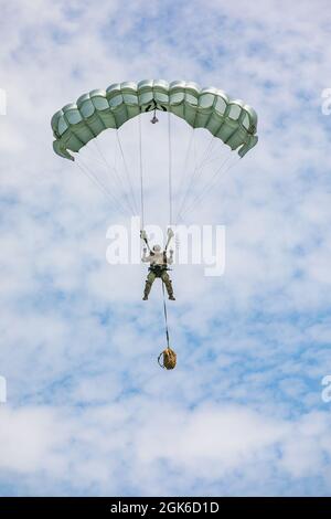 Un soldat de l'équipe de parachutisme du commandement des opérations spéciales de l'armée des États-Unis, les Black Daggers, fait un parachute qui débarque dans le Airborne and Special Operations Museum à Fayetteville, en Caroline du Nord, le 14 août 2021. L'événement a eu lieu à l'occasion de la Journée nationale de l'aviation. Banque D'Images