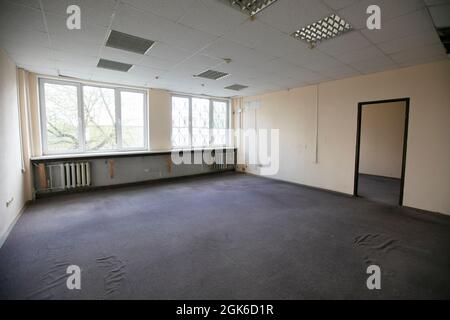 Chambre vide avec murs beige. Banque D'Images