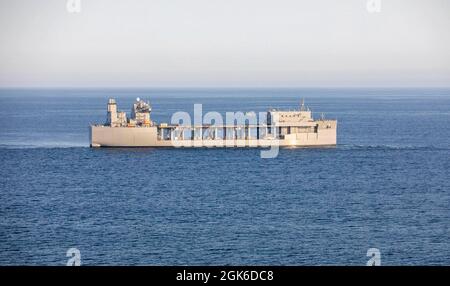 210813-N-LR905-1292 OCÉAN PACIFIQUE (AOÛT 13, 2021) – la base maritime expéditionnaire USS Miguel Keith (ESB 5) navigue dans l'océan Pacifique, août 13. Miguel Keith mène actuellement des opérations de routine dans la 3e flotte des États-Unis. Banque D'Images