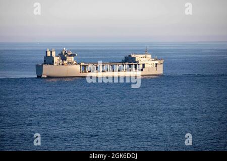 210813-N-LR905-1303 OCÉAN PACIFIQUE (AOÛT 13, 2021) – la base maritime expéditionnaire USS Miguel Keith (ESB 5) navigue dans l'océan Pacifique, août 13. Miguel Keith mène actuellement des opérations de routine dans la 3e flotte des États-Unis. Banque D'Images