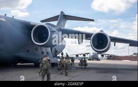 Parachutistes affectés au 1-504e Régiment d'infanterie de parachutistes, 1re équipe de combat de brigade, 82e Division aéroportée actuellement affectée à la Force d'intervention immédiate (FRI) mobilisent sur la base interarmées Charleston, É.-C, le 14 août 2021. La 82e Division aéroportée, ainsi que le Commandement de la mobilité aérienne de la Force aérienne, est chargée de mobiliser, déployer et engager des conflits partout dans le monde en 18 heures Banque D'Images