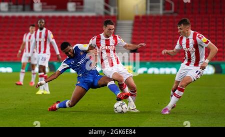 Anthony Greaves, de Doncaster, est en compétition pour le ballon avec la photo Jordan Thompson de Stoke par Steve Flynn/AHPIX.com, football: Carabao Cup 2nd Round Match Banque D'Images