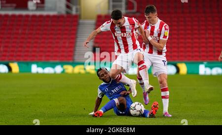 Anthony Greaves, de Doncaster, est en compétition pour le ballon avec la photo Jordan Thompson de Stoke par Steve Flynn/AHPIX.com, football: Carabao Cup 2nd Round Match Banque D'Images