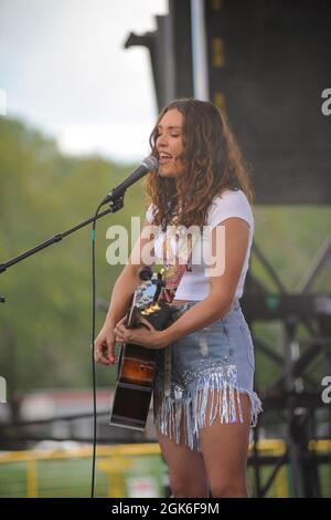 210814-N- EJ843-0563 GROTON, Connecticut (août 14, 2021) - la chanteuse de musique country Kylie Morgan se produit à la base sous-marine navale de New London, dans le cadre d’une soirée d’été avec musique et feux d’artifice, coordonnée par l’équipe moral, bien-être et loisirs (MWR) de la base et Navy Exchange (NEX) de New London. Morgan a chanté des chansons de son récent EP, « Love, Kylie », y compris des singles « I Only Date Cowboys » et « Break Things ». Banque D'Images