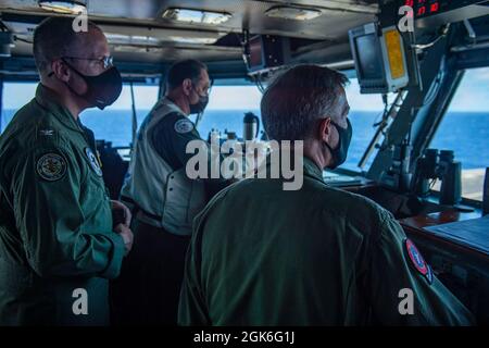 210815-N-CW190-2041 OCÉAN PACIFIQUE (le 15 août 2021) de gauche à droite, Capt P. Scott Miller, commandant de l'USS Carl Vinson (CVN 70), SMA arrière. DaN Martin, commandant, Carrier Strike Group (CSG) 1, et SMA. John Aquilino, commandant du US Indo-Pacific Command, observe les opérations de vol à bord du porte-avions de la classe Nimitz USS Carl Vinson (CVN 70), le 15 août 2021. Vinson participe à l’exercice à grande échelle 2021, une formation intégrée à l’échelle mondiale qui démontre la capacité de la marine américaine à déployer une force précise, létale et écrasante sur trois commandes de composantes navales, cinq numérotées Banque D'Images