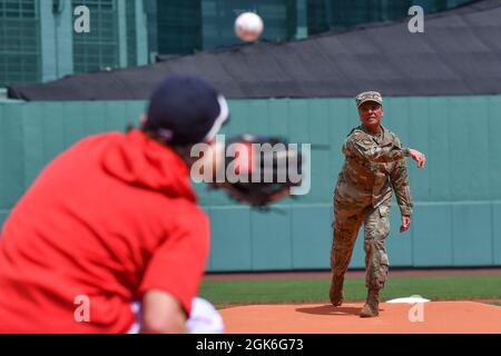 Le colonel Katrina Stephens, commandant de l'installation à la base aérienne de Hanscom, Massachusetts, lance le premier terrain avant un match Red Sox au Fenway Park à Boston, le 15 août. Hanscom AFB a établi un partenariat communautaire de longue date avec l'organisation Red Sox. Banque D'Images