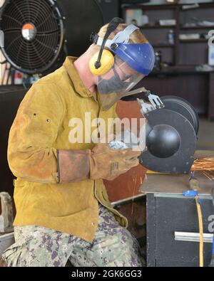 210816-N-AC424-0649 Santa Rita, Guam (août 16, 2021) Steelworker 3e classe Samuel Johnson, affecté au bataillon de construction mobile navale (NMCB) 1 DET. Guam Function teste la meule dans le cadre du roulement de l'atelier d'aciérie du bataillon de construction mobile navale Eleven au bataillon de construction mobile navale One . Bataillon de construction mobile navale (NMCB) 1 Dét. Guam est déployée à l'avance pour exécuter la construction, l'aide humanitaire, la coopération en matière de sécurité du théâtre et le soutien des opérations de combat majeures dans les zones d'opération de la 7e flotte des États-Unis. Banque D'Images