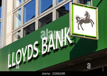 Londres, Angleterre - août 2021 : panneau au-dessus de l'entrée d'une succursale de Lloyds Bank Banque D'Images