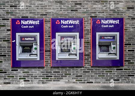 Londres, Angleterre - août 2021 : rangée de cashpoints sur le mur extérieur d'une succursale de NatWest Banque D'Images