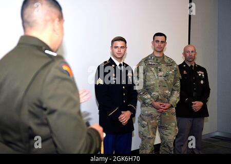 Sergent de l'armée William Lukens, à gauche, Sgt. Daniel d'Ippolito, centre, et Sgt. Mitchell Scofield, écoutez le général de division John Andonie, directeur adjoint de la Garde nationale de l'Armée, lors d'une cérémonie de remise des prix au Herbert R. Temple Jr. Army National Guard Readiness Centre, Arlington Hall Station, Virginie, le 16 août 2021. D’Ippolito et Scofield ont été nommés Soldat et Officier non-commandant de l’année pour la compétition du meilleur guerrier de la Garde nationale de l’Armée de terre 2020, respectivement, tandis que Lukens a été nommé Soldat de l’année pour la compétition de 2021. Banque D'Images